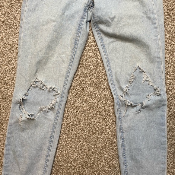 Light wash distressed knee curvy jeggings - Picture 4 of 5